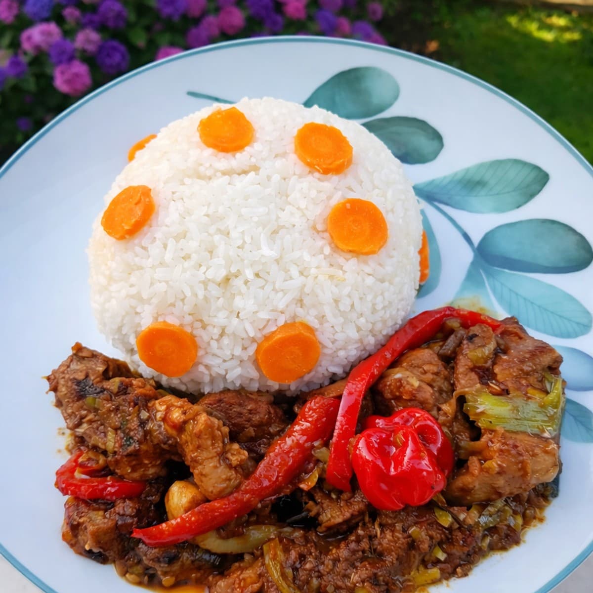 Riz blanc accompagné de viande poireaux et aubergines