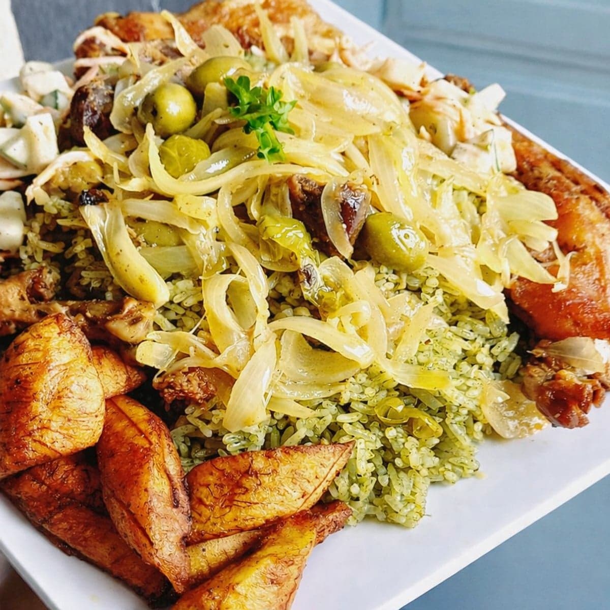 Riz vert au yassa poulet alloco et sauce vinaigrette