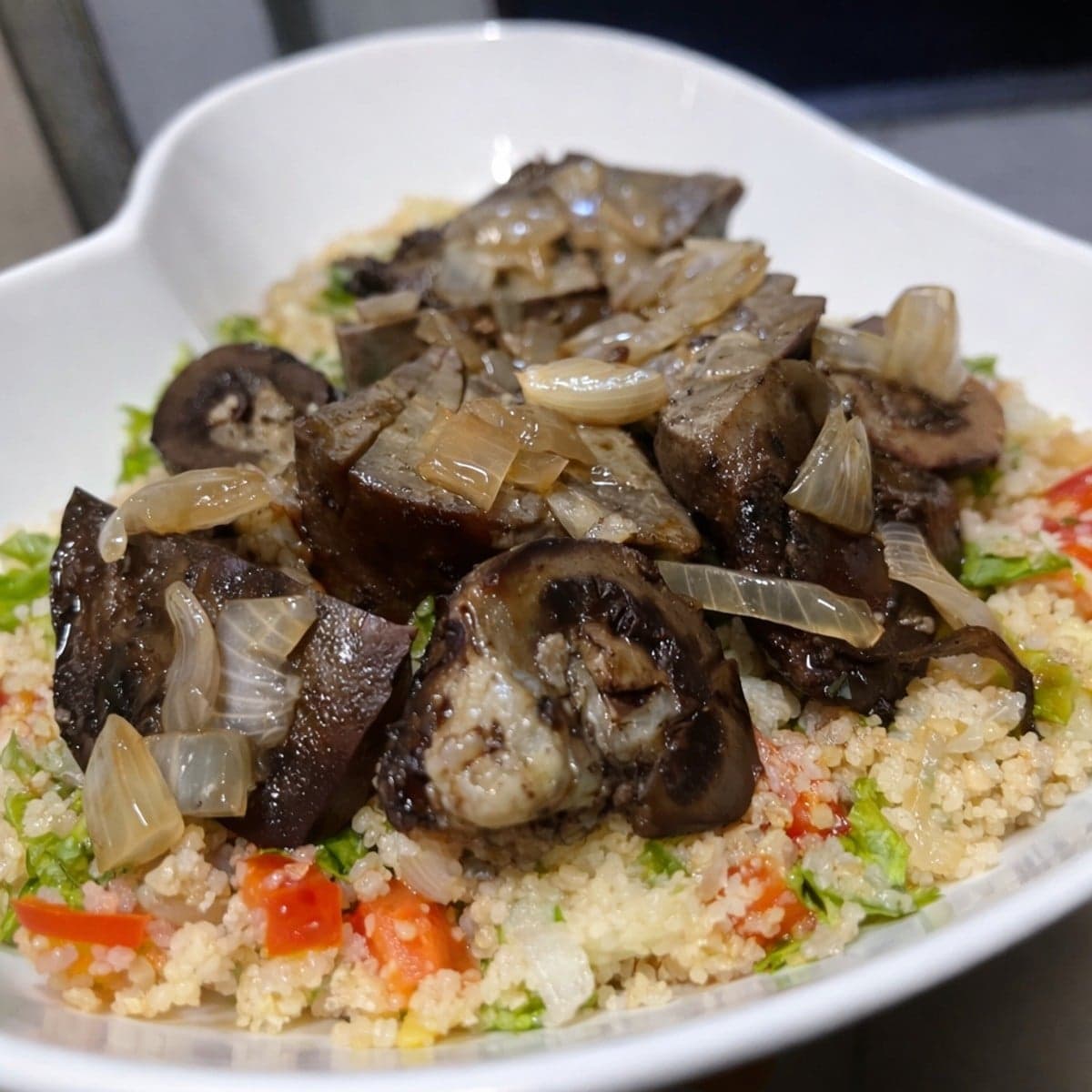 Salade d’atieke feat foies et rognons braisé au feu de bois