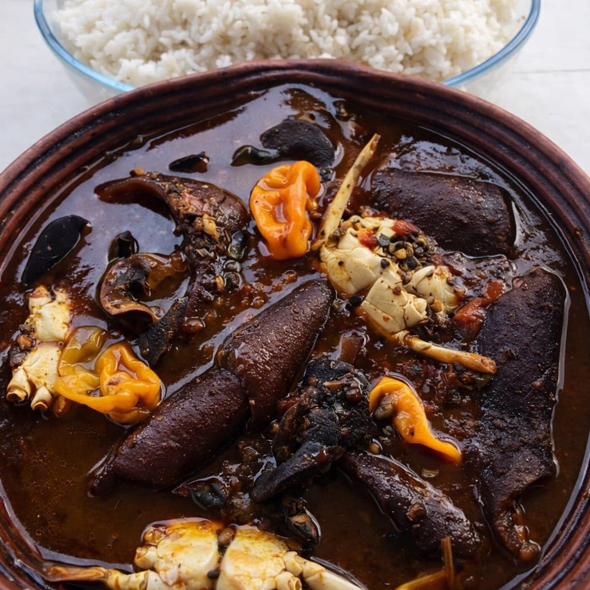 Sauce djoumgblé et ses fidèles compagnons (Kplos crabes poisson fumé escargots) accompagnée de riz local de Danané