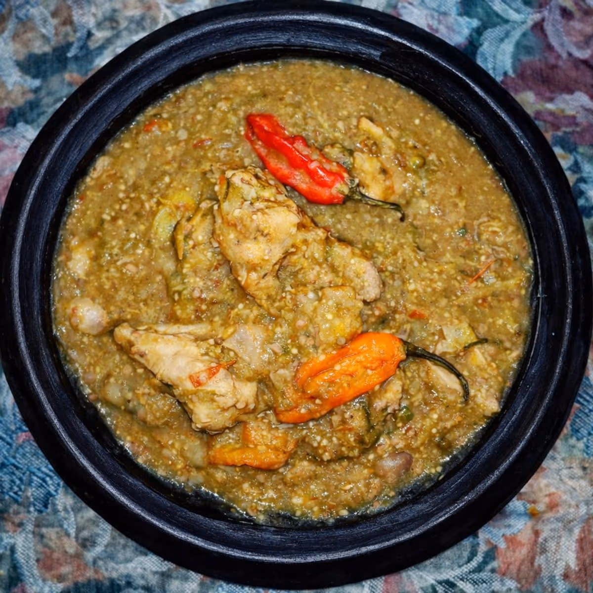 Sauce gouagouassou au poulet accompagnée de foutou banane
