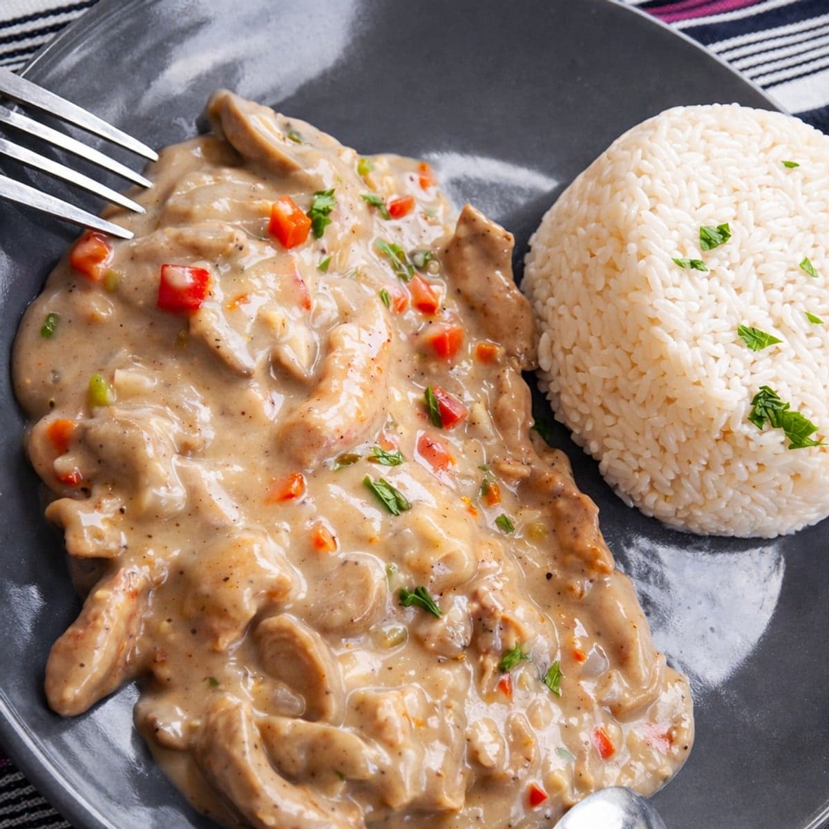 Sauté de dinde a la crème fraiche, curry et champignons