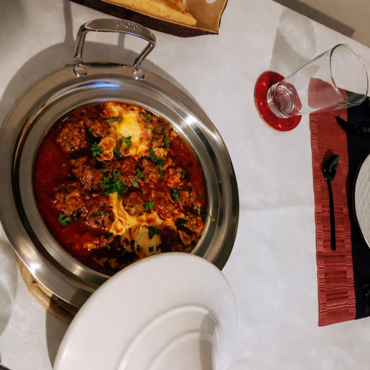 Tajine kefta avec des œufs accompagné de pains mathlou