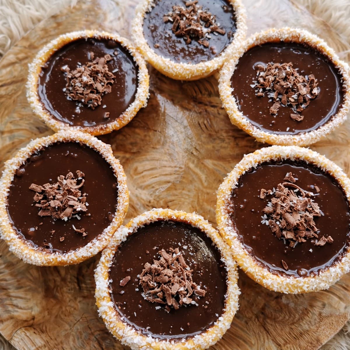 Tartelettes au caramel beurre salé et chocolat.