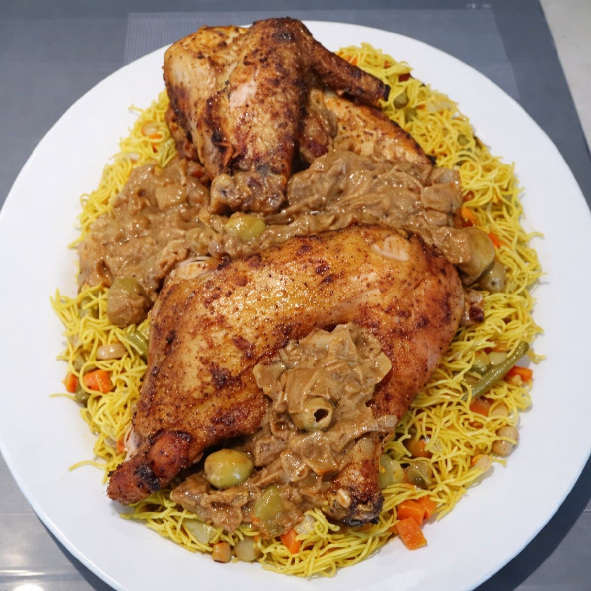 Vermicelles avec poulet braisé et sa sauce oignon