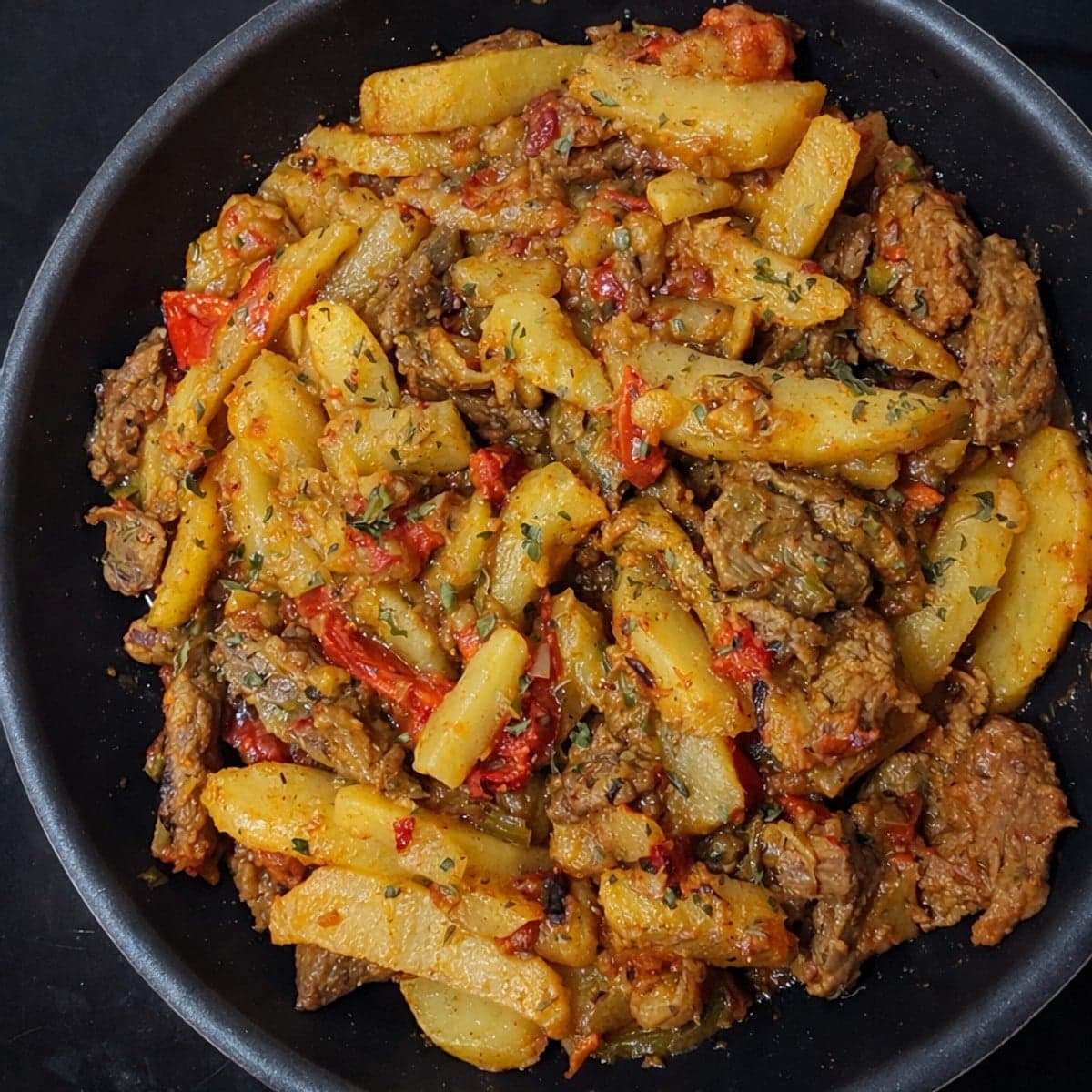 Viande accompagné de sauté de pommes de terre .