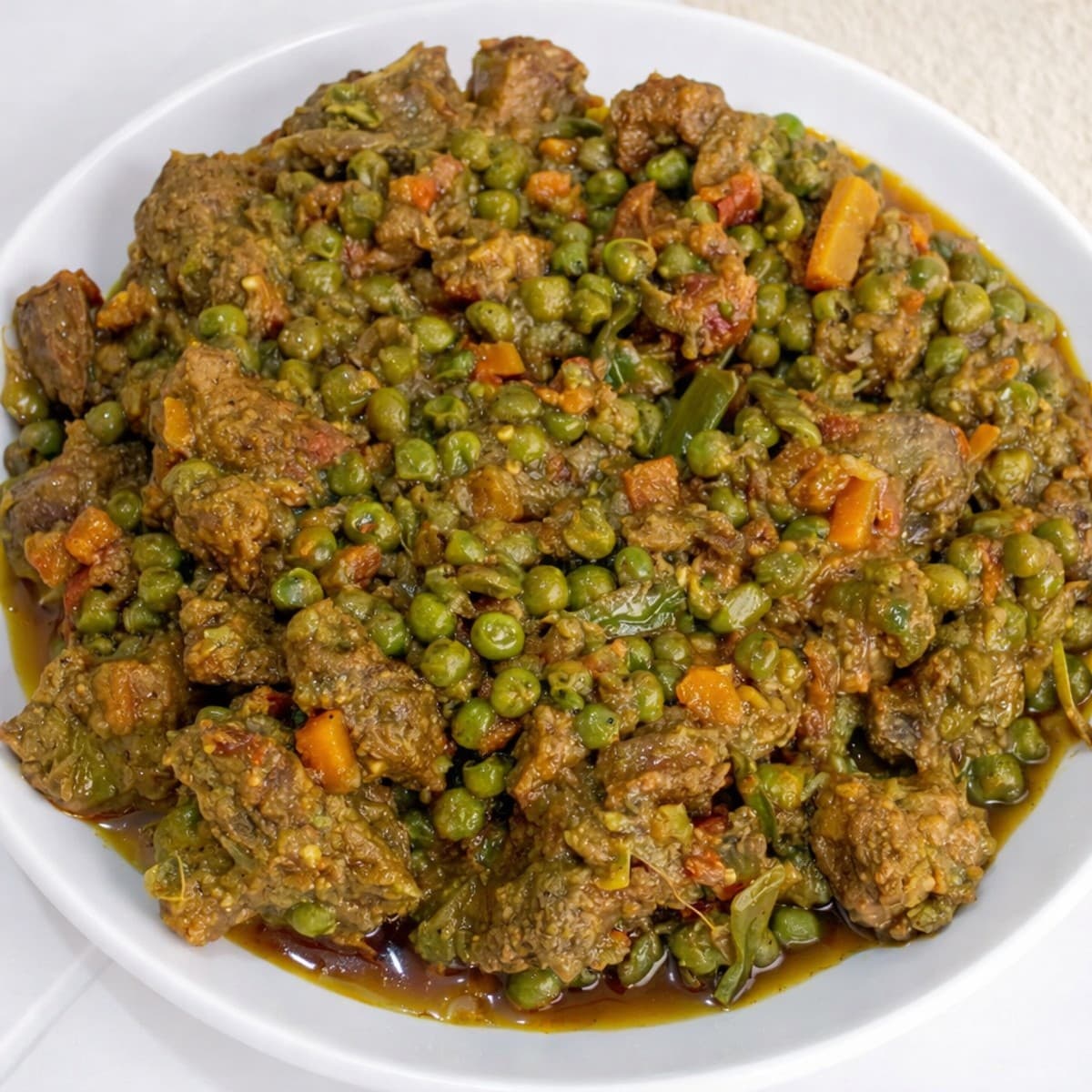 Viande de boeuf sautée au petits pois, haricots verts et carottes