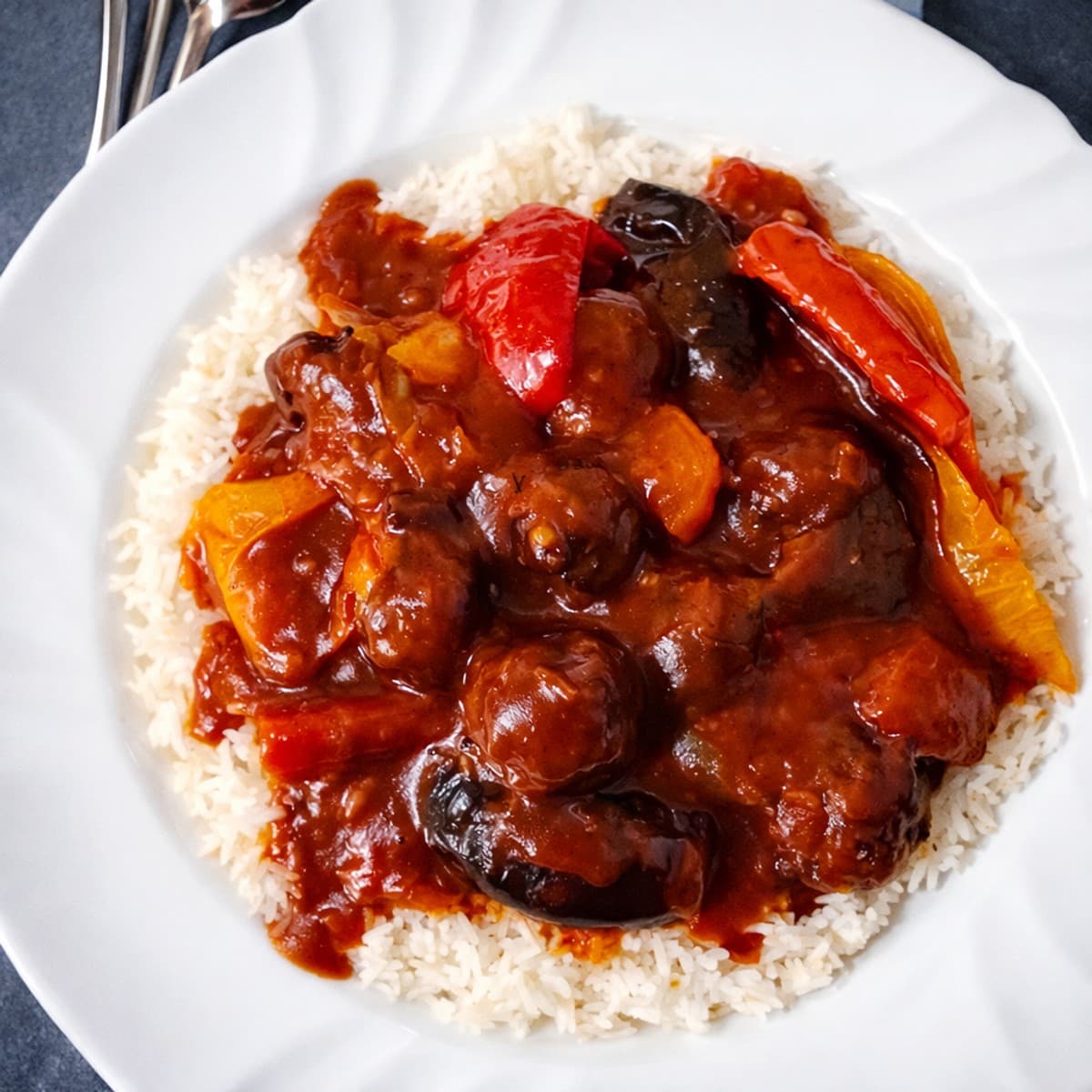 Domada sauce tomate épaissie aux boulettes de poisson