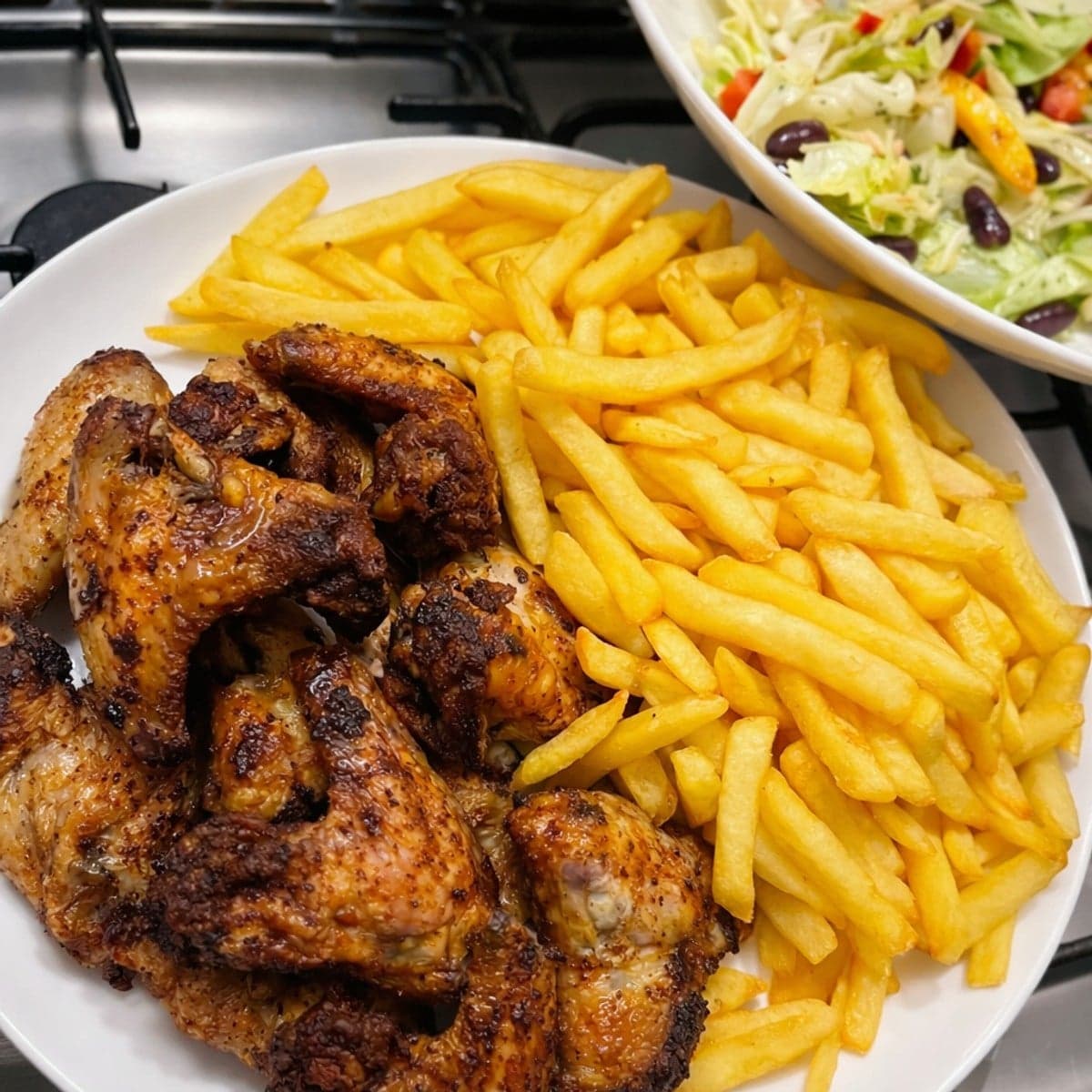 Ailes de poulet-frite et salade