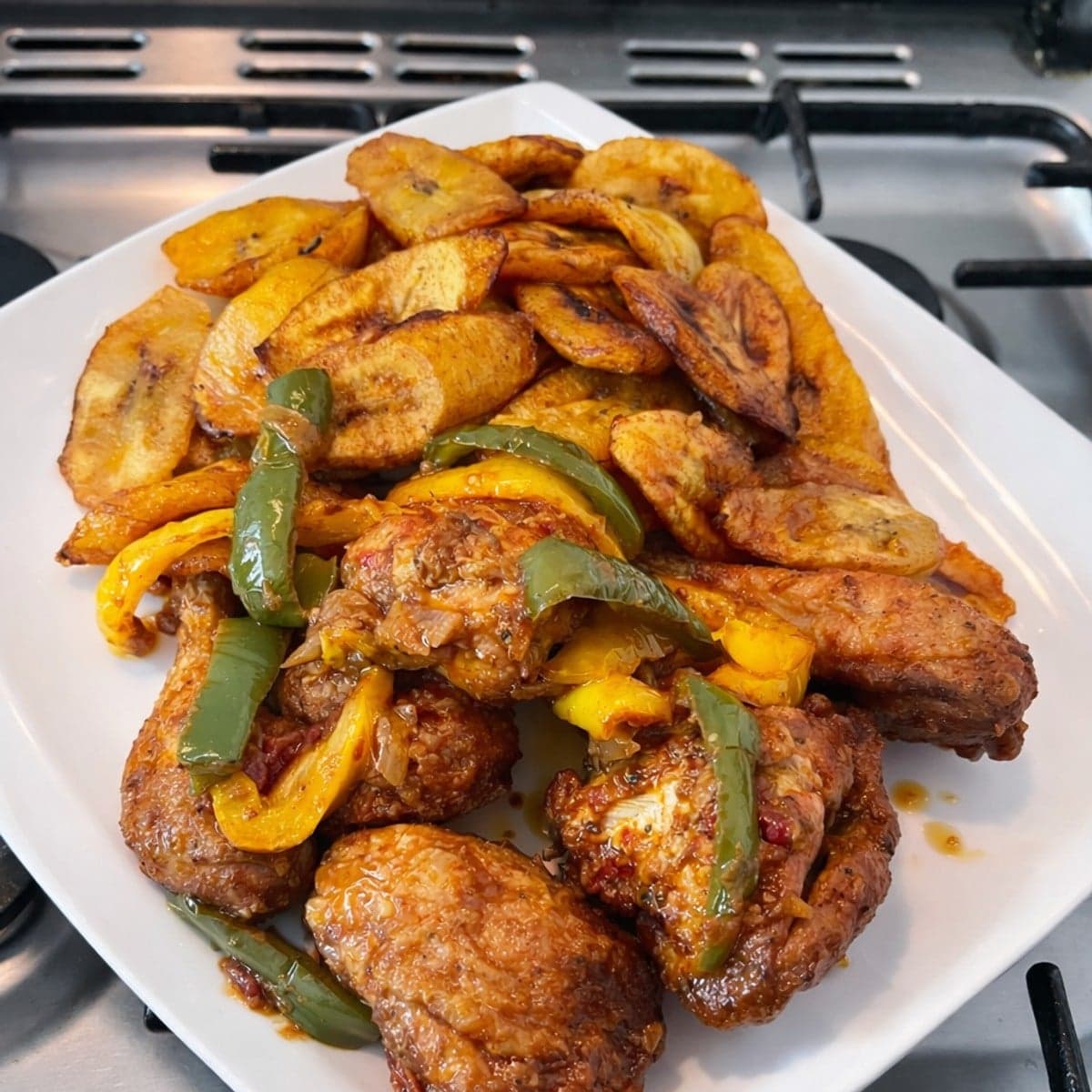 Bananes plantains et poulet frit