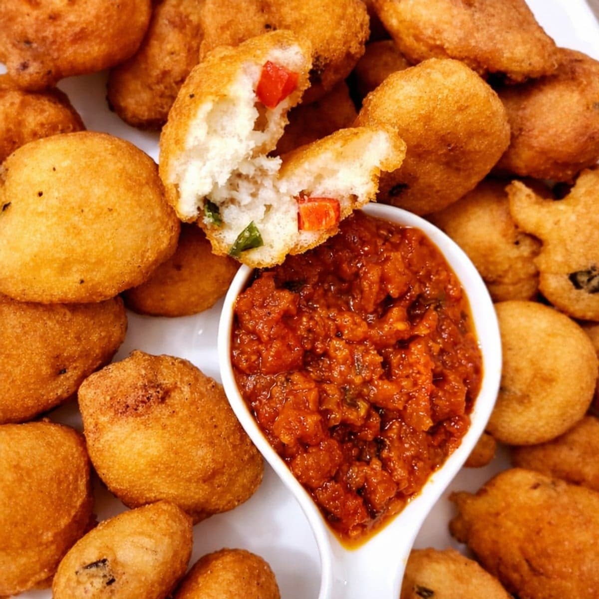 Beignets d’haricots ou Akara accompagnés de sa sauce tomate