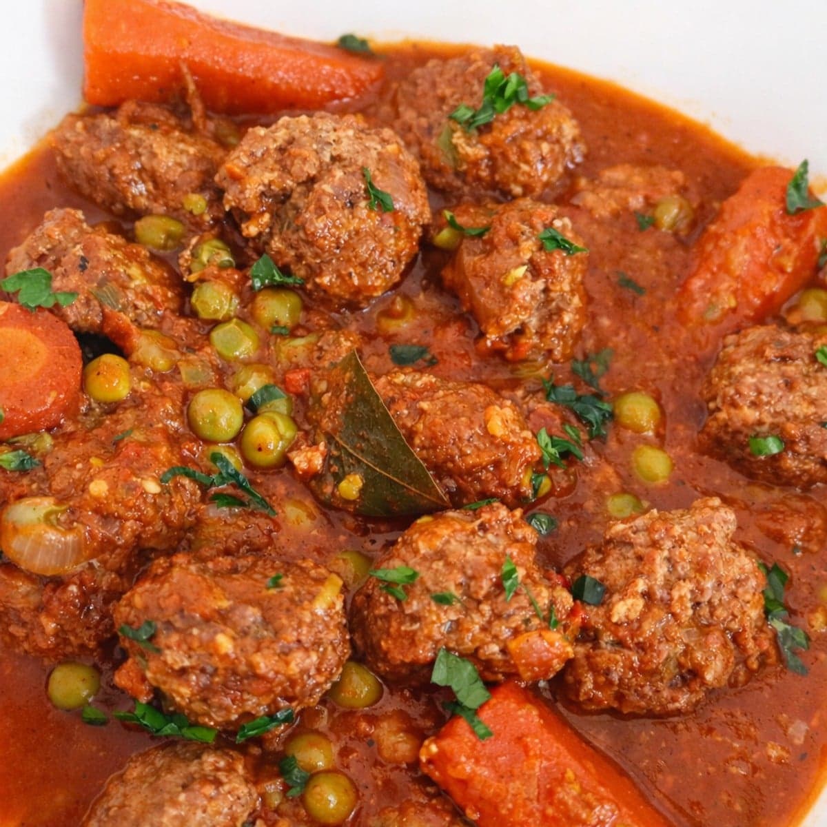 Boulette de viande hachée à la sauce tomate, petit pois et carottes