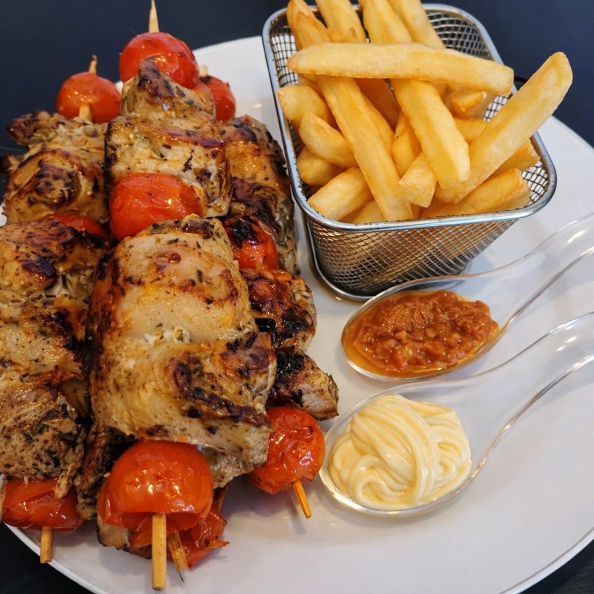 Brochettes de dinde poêlées aux frites