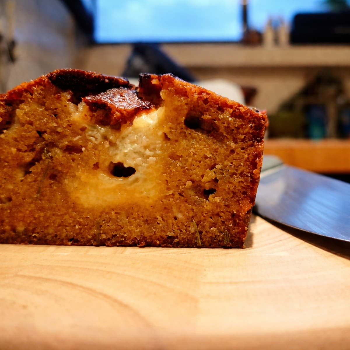 Cake au gorgonzola romarin parfum de miel et fondue de mont dor rôtie
