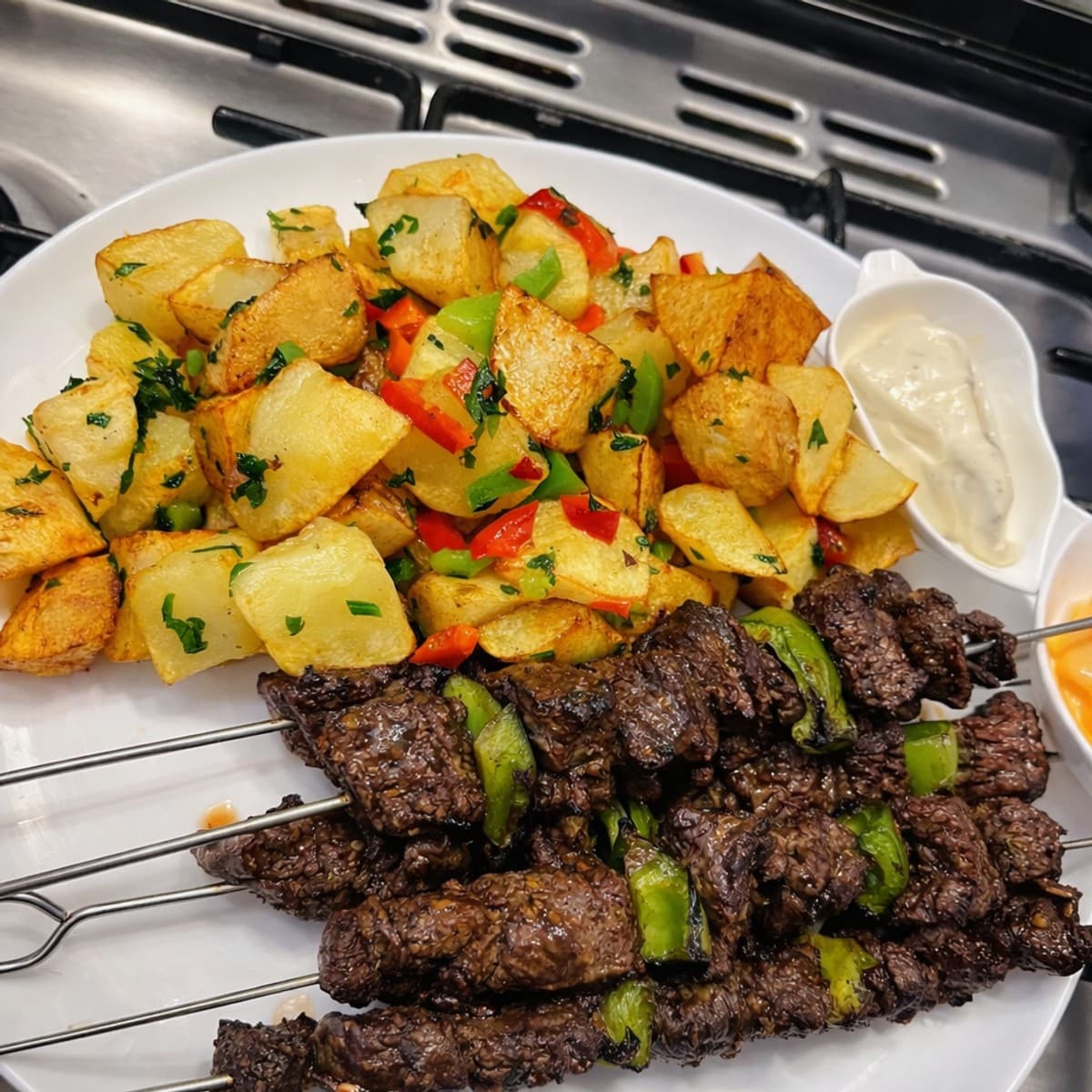 Brochettes et sauté de pommes de terre