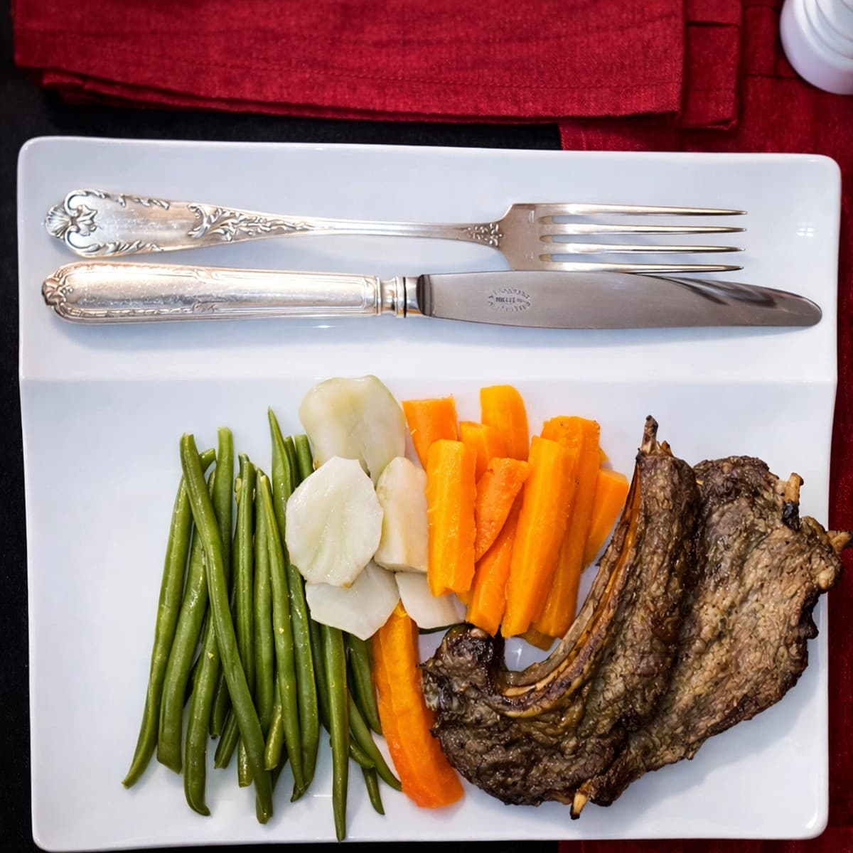 Côtes d’agneau grillées et ses légumes à la vapeur (haricots verts, carottes et topinambours)