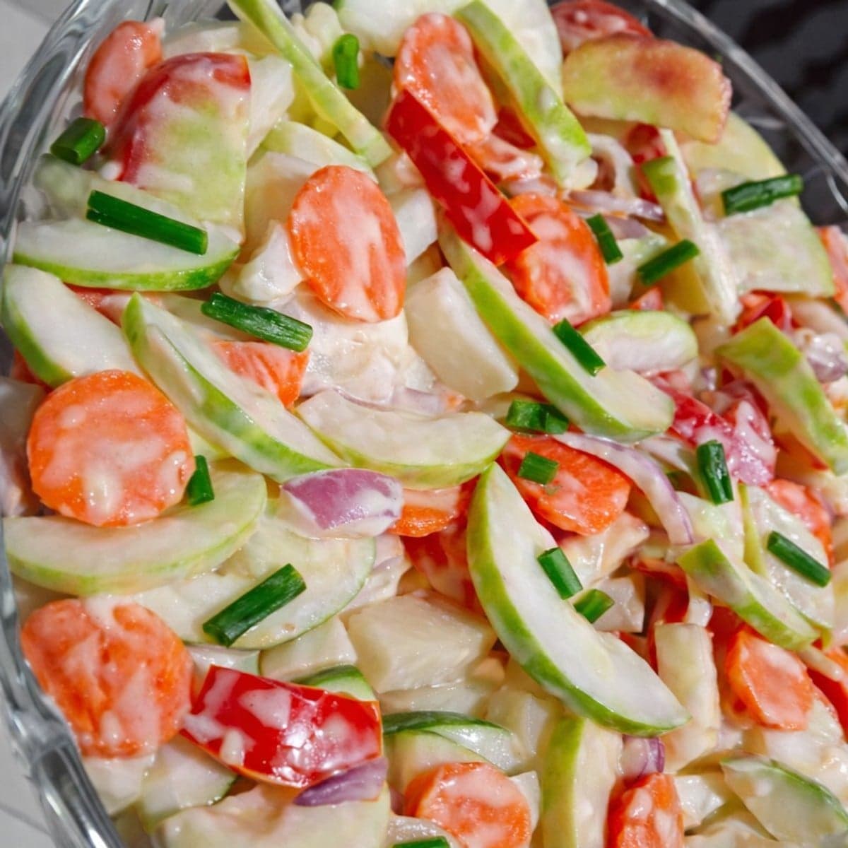 De la salade composée a la sauce vinaigrette et yaourt