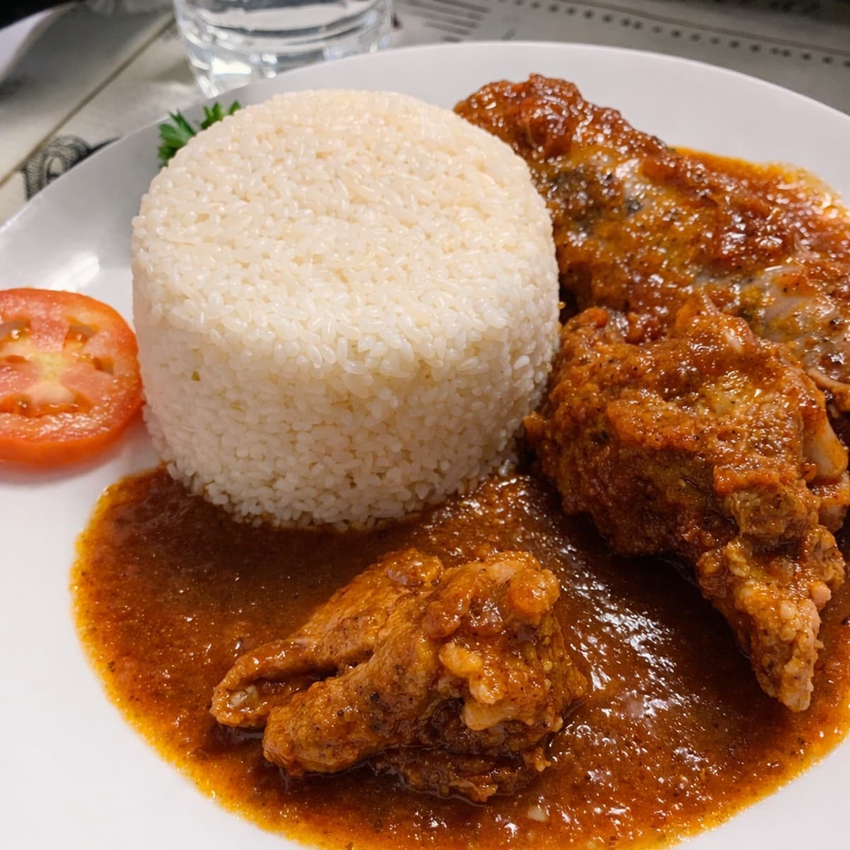 De la sauce tomate accompagnée de riz