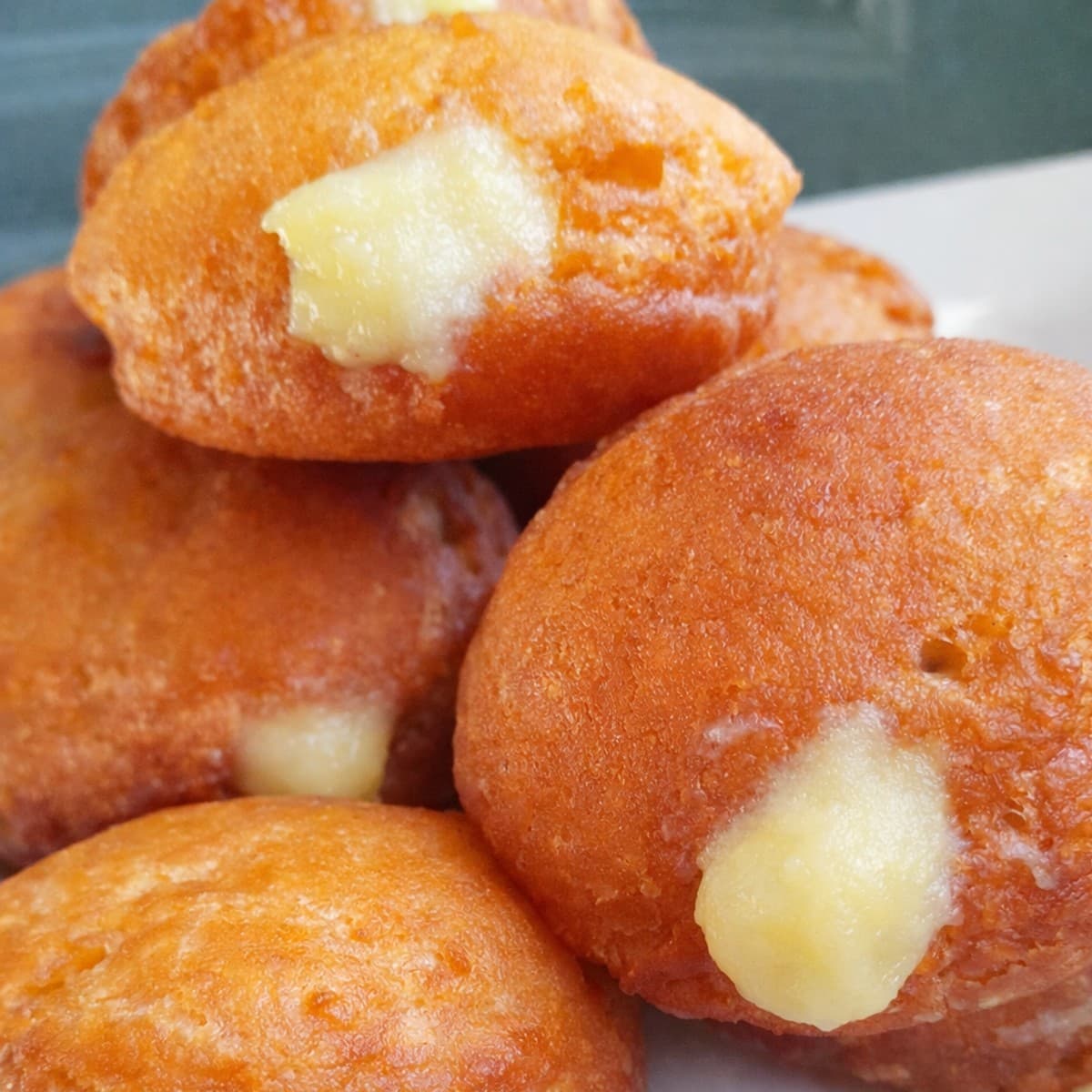 Des beignets fourrés à la crème pâtissière