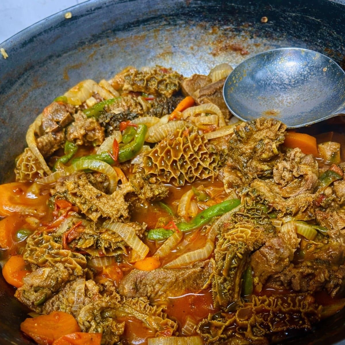 Des tripes et langue de bœuf sautés au curry et au safran