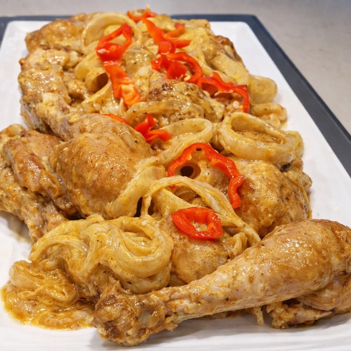 Du poulet mayonnaise dans la marmite