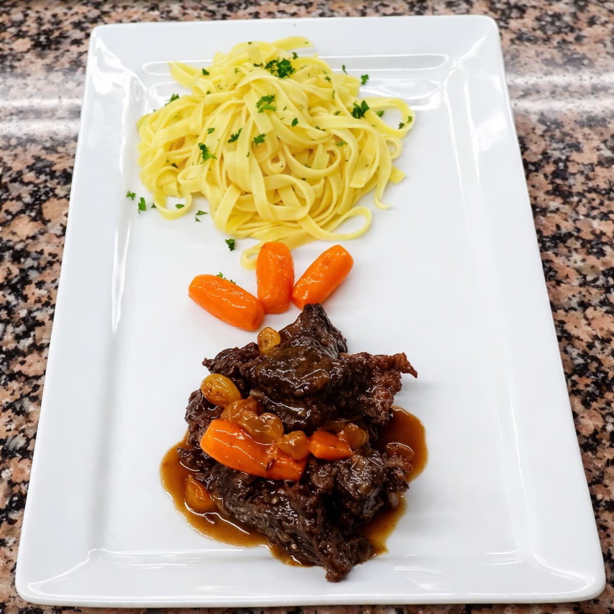 Estouffade de boeuf bourguignon accompagné de pâtes