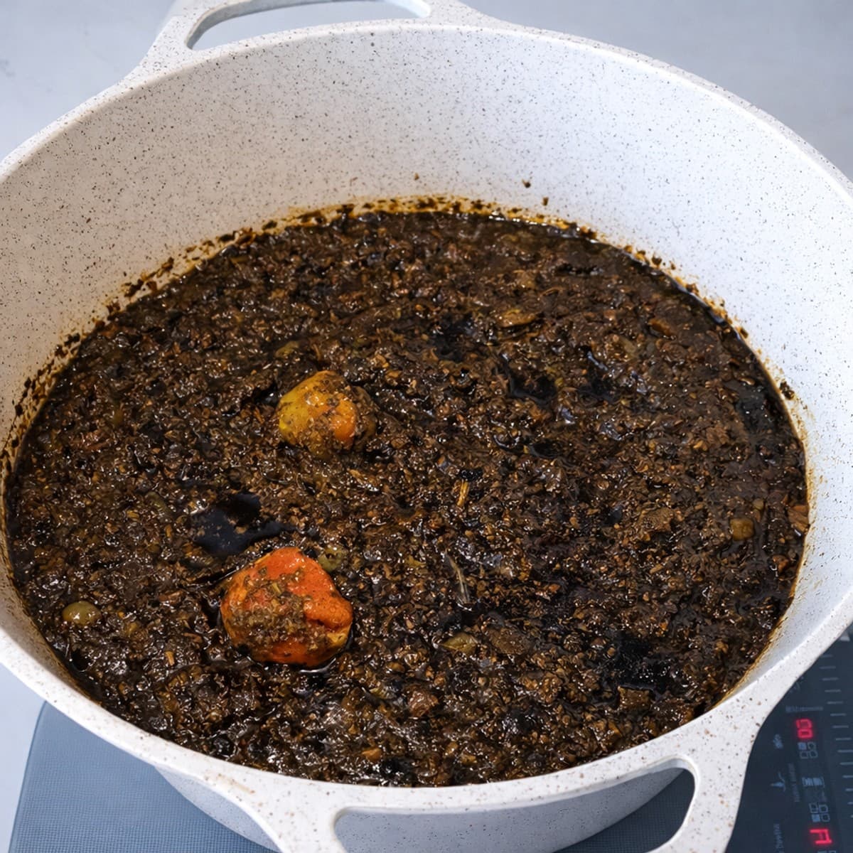 Feuilles de manioc au jus de noix de plame ou de graines.