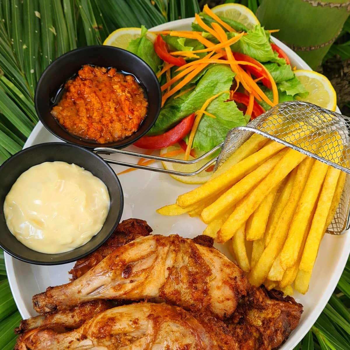 Friture de cuisse de poulet et ses accompagnements