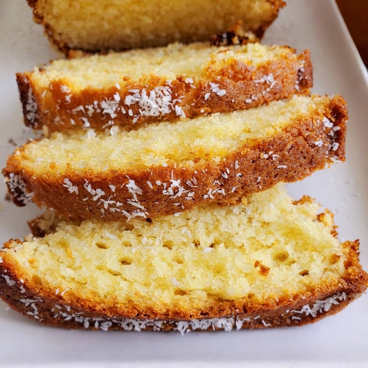 Gâteau moelleux au yaourt et aux raisins secs