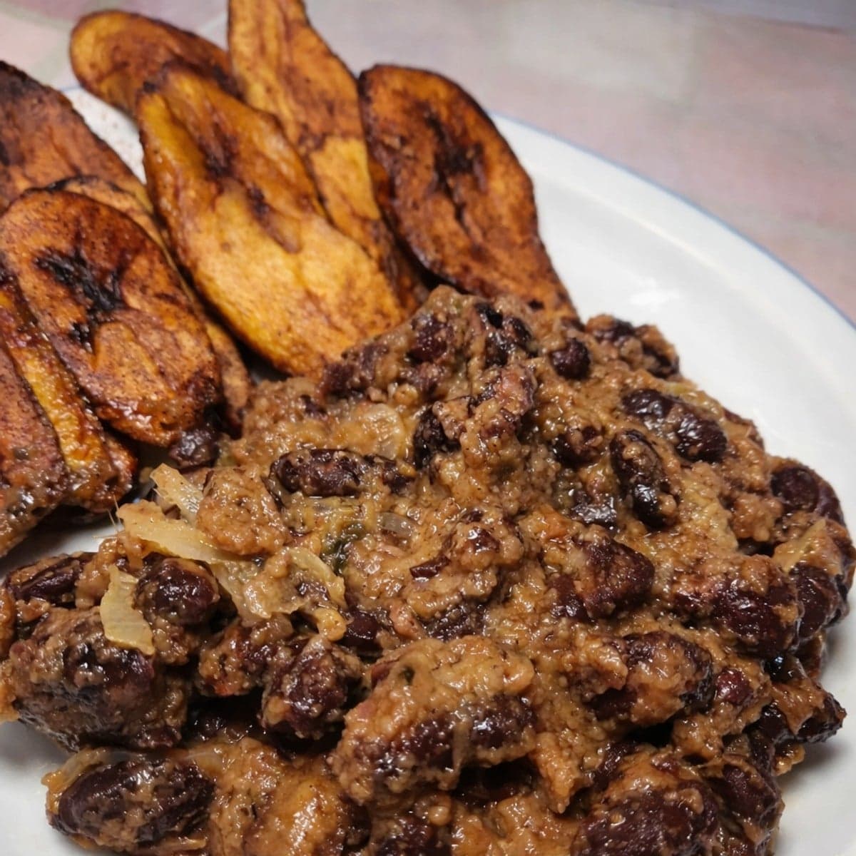 haricots sautés et frites de plantain