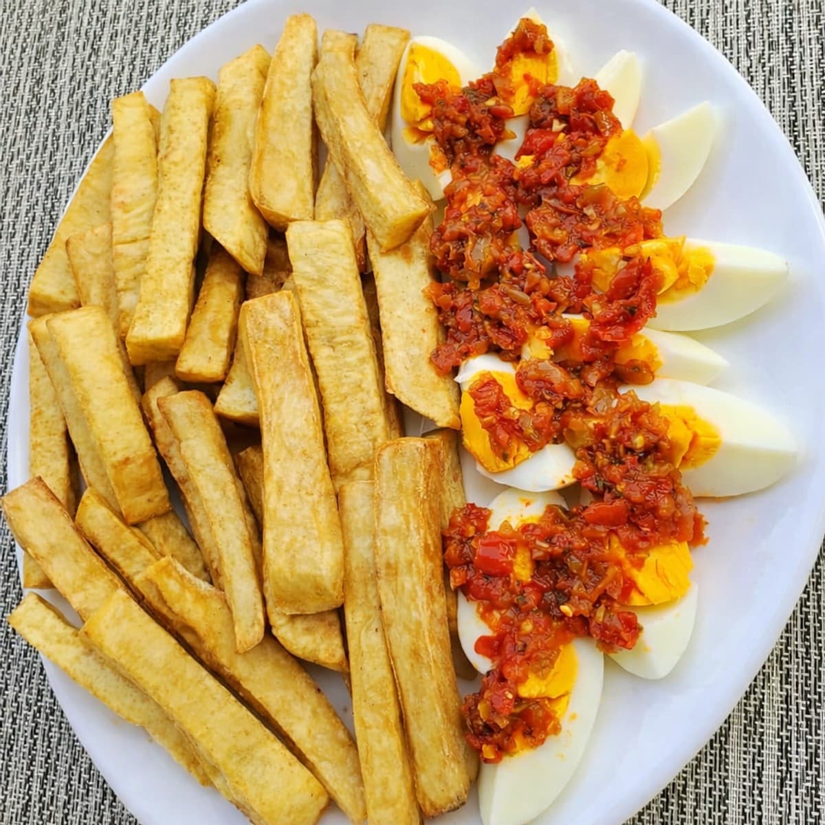 Igname frit feat œufs durs accompagné de pâte de piment