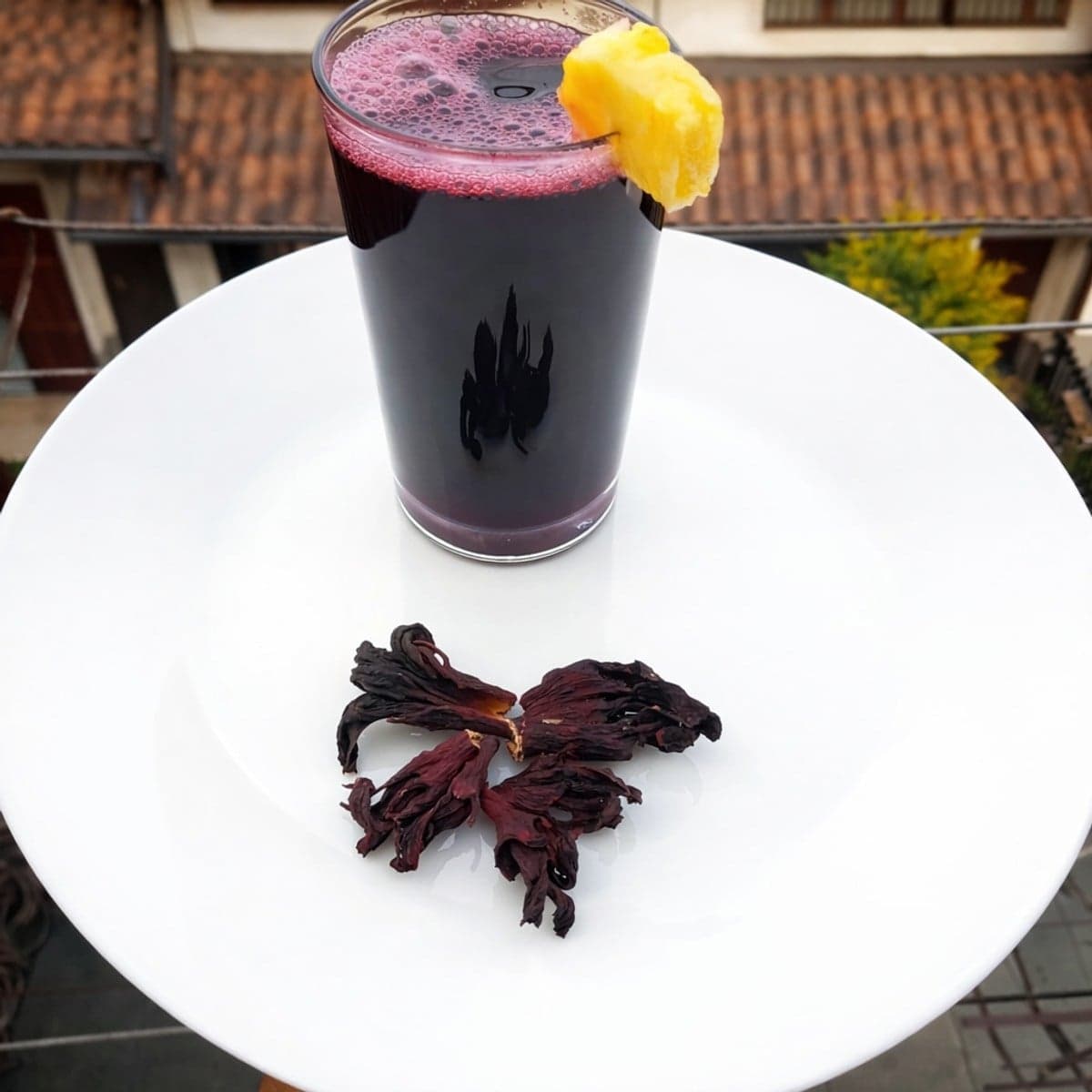 Jus de bissap au sucre de canne et à l’ananas sans les feuilles menthe