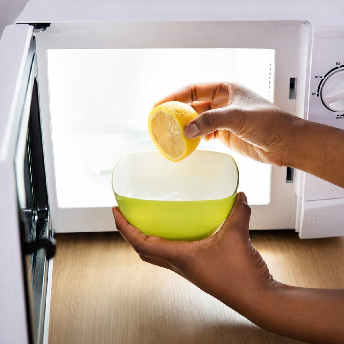 Les astuces à suivre pour supprimer les odeurs d’un micro-ondes.