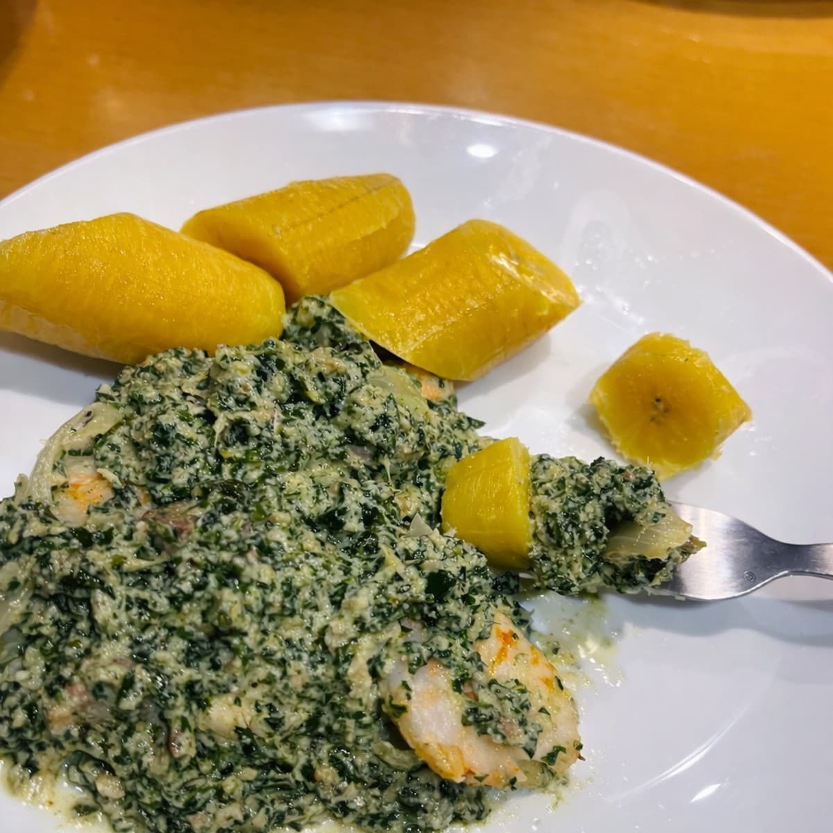 Ndolè aux crevettes et la viande accompagné de plantain mûr vapeur