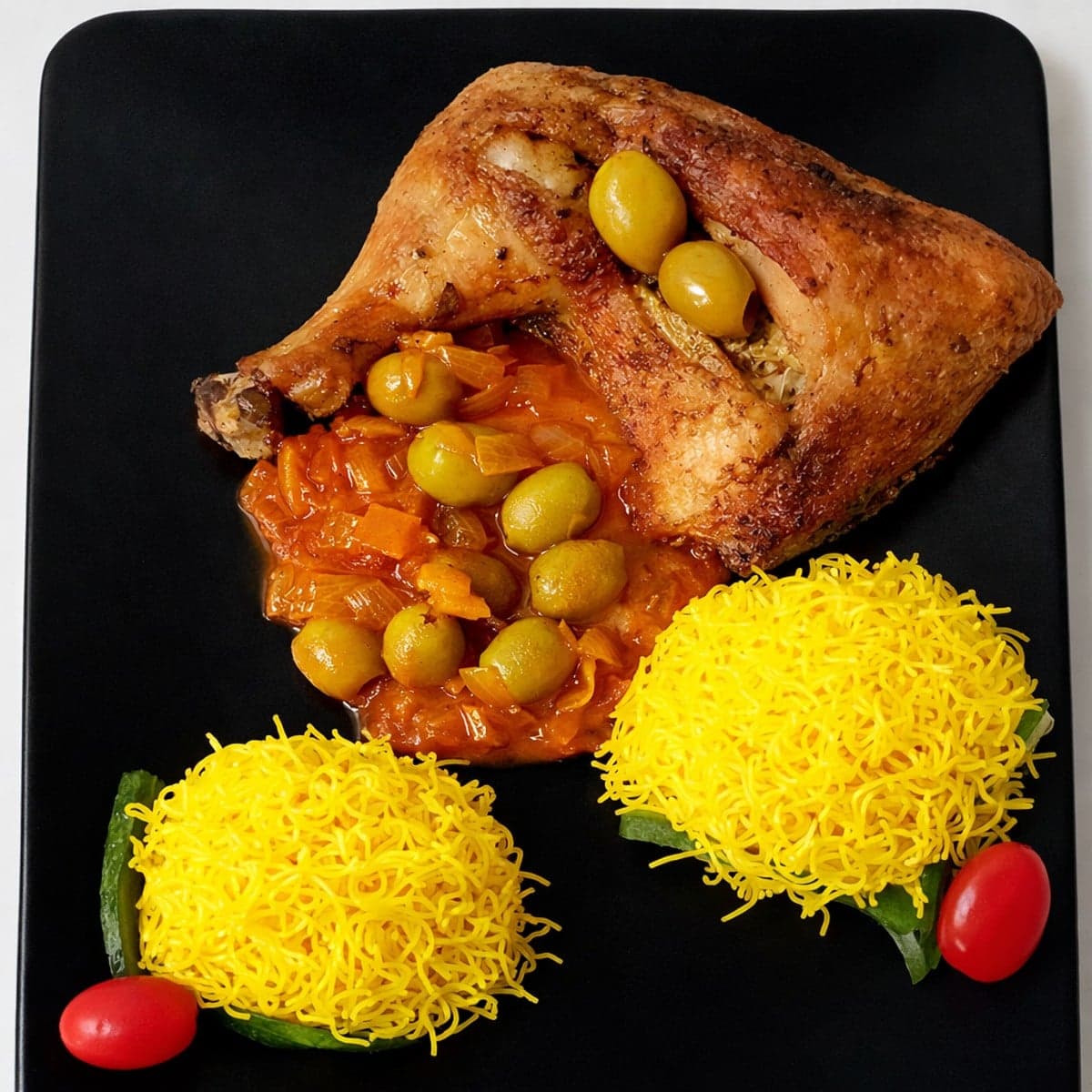 Nids de vermicelles avec sauce tomate moutarde aux olives vertes et cuisse de poulet rôti au four