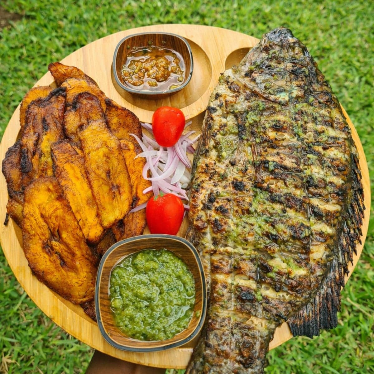 Petite carpe grillée et ses bananes plantain