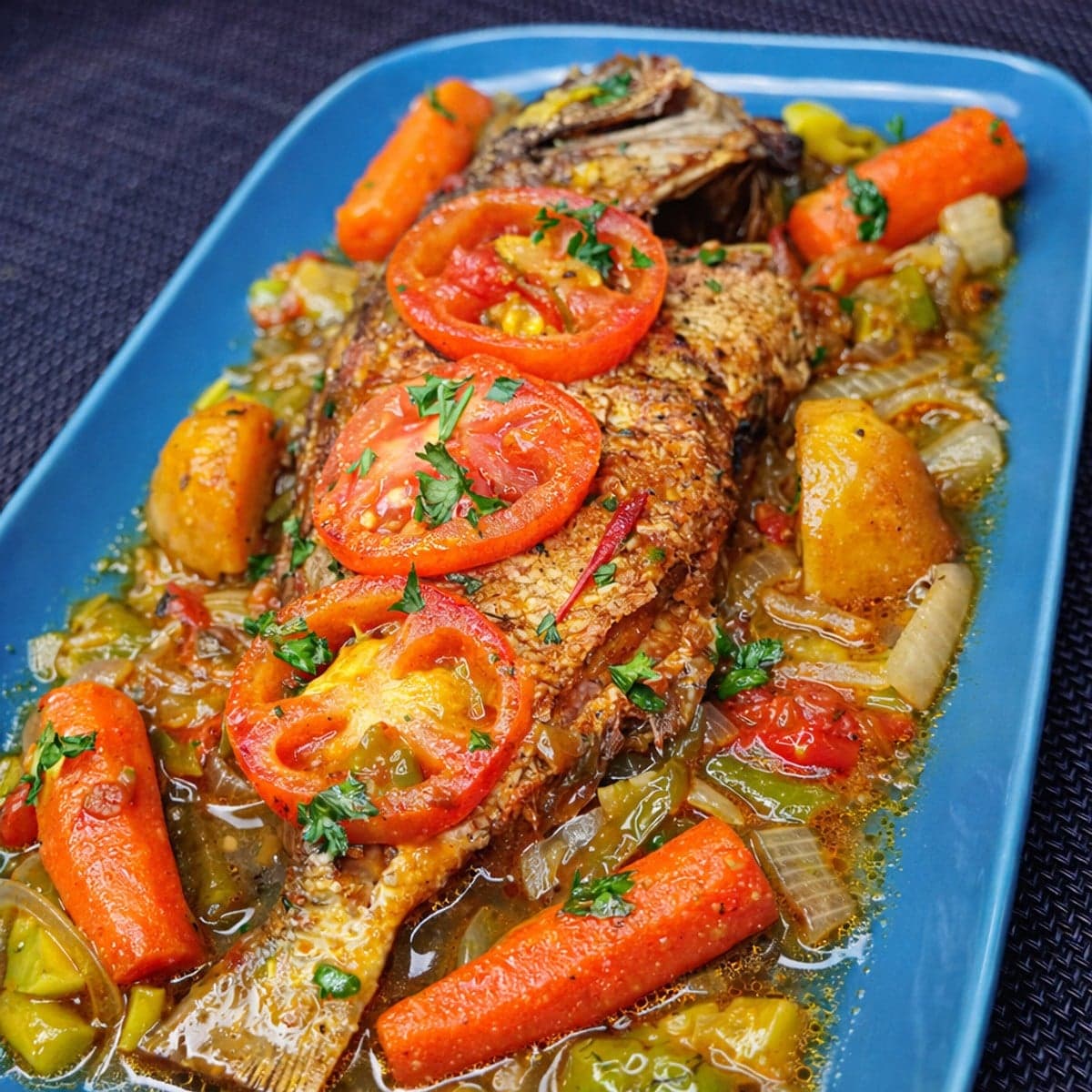 Poisson frit aux pommes de terre et carottes.