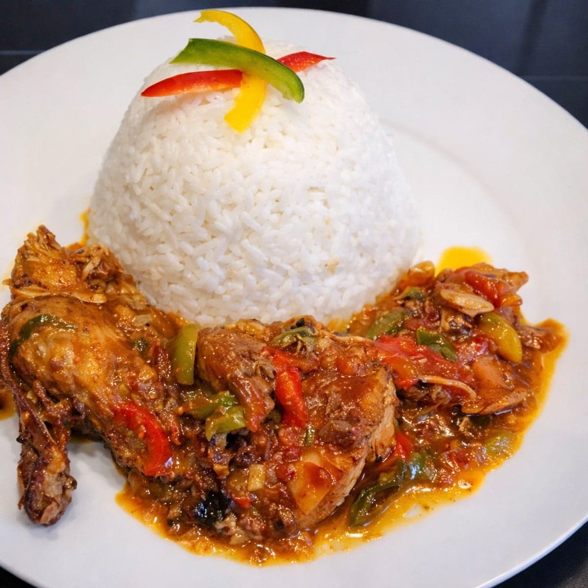 Poulet fumé aux légumes / dôme de riz