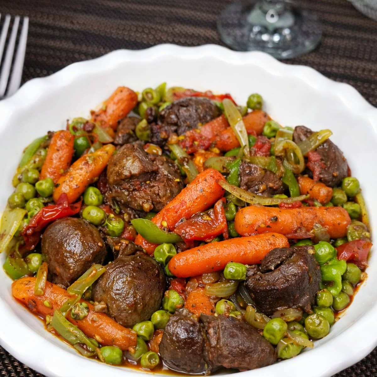 Rognons de bœuf sautés aux petits pois carottes