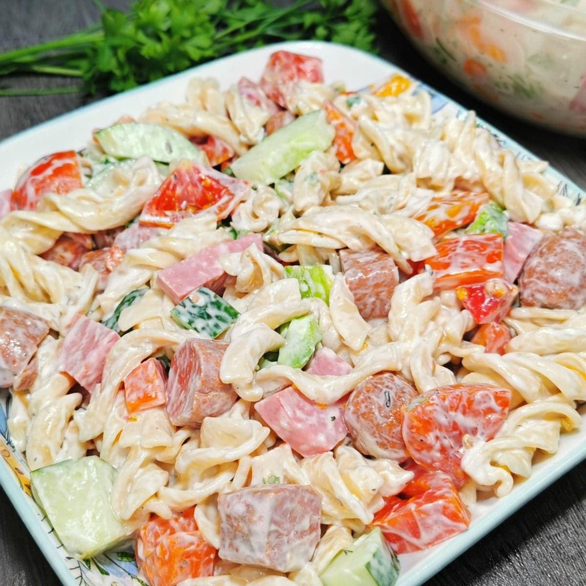 Salade de pate aux saucisson et saucisses de poulet