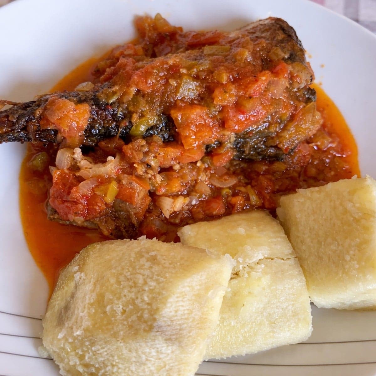 Sauce avec igname bouilli.