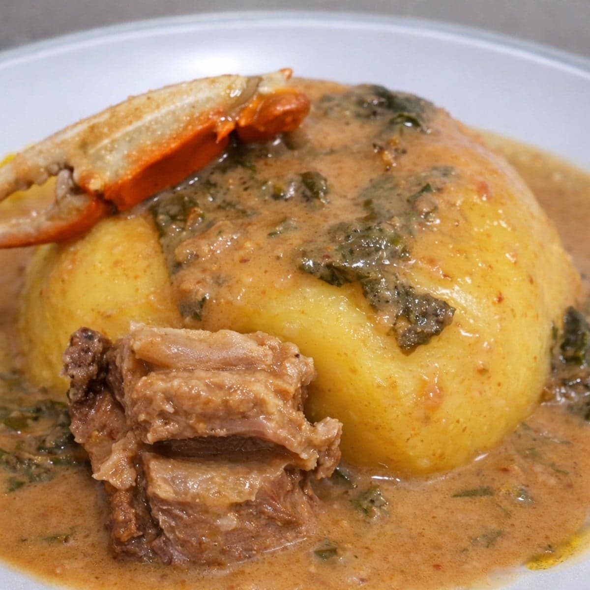 Sauce d’arachide avec dah servi avec toh jaune