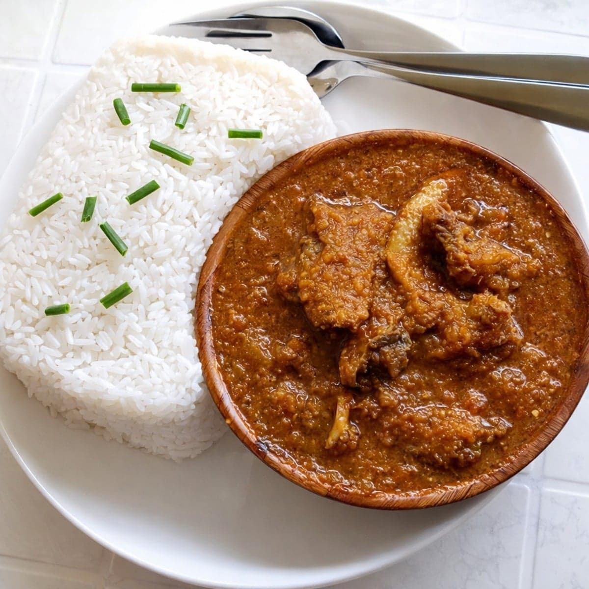 Sauce Tomate Nigériane au Bœuf et Tripes, accompagnée de Riz parfumé