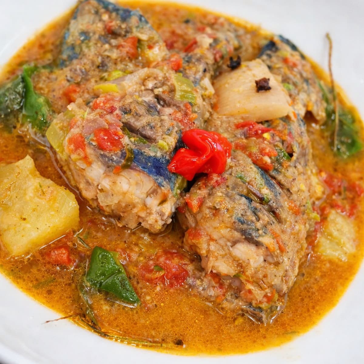 Soupe exotique de poisson à l’ananas