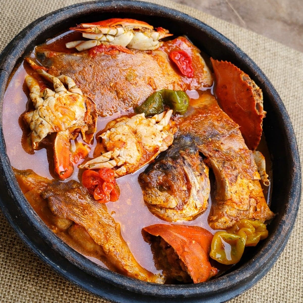 Une délicieuse sauce claire au poisson frais cuisiné avec la marinade la saveur africaine disponible chez Les marinades de ninie