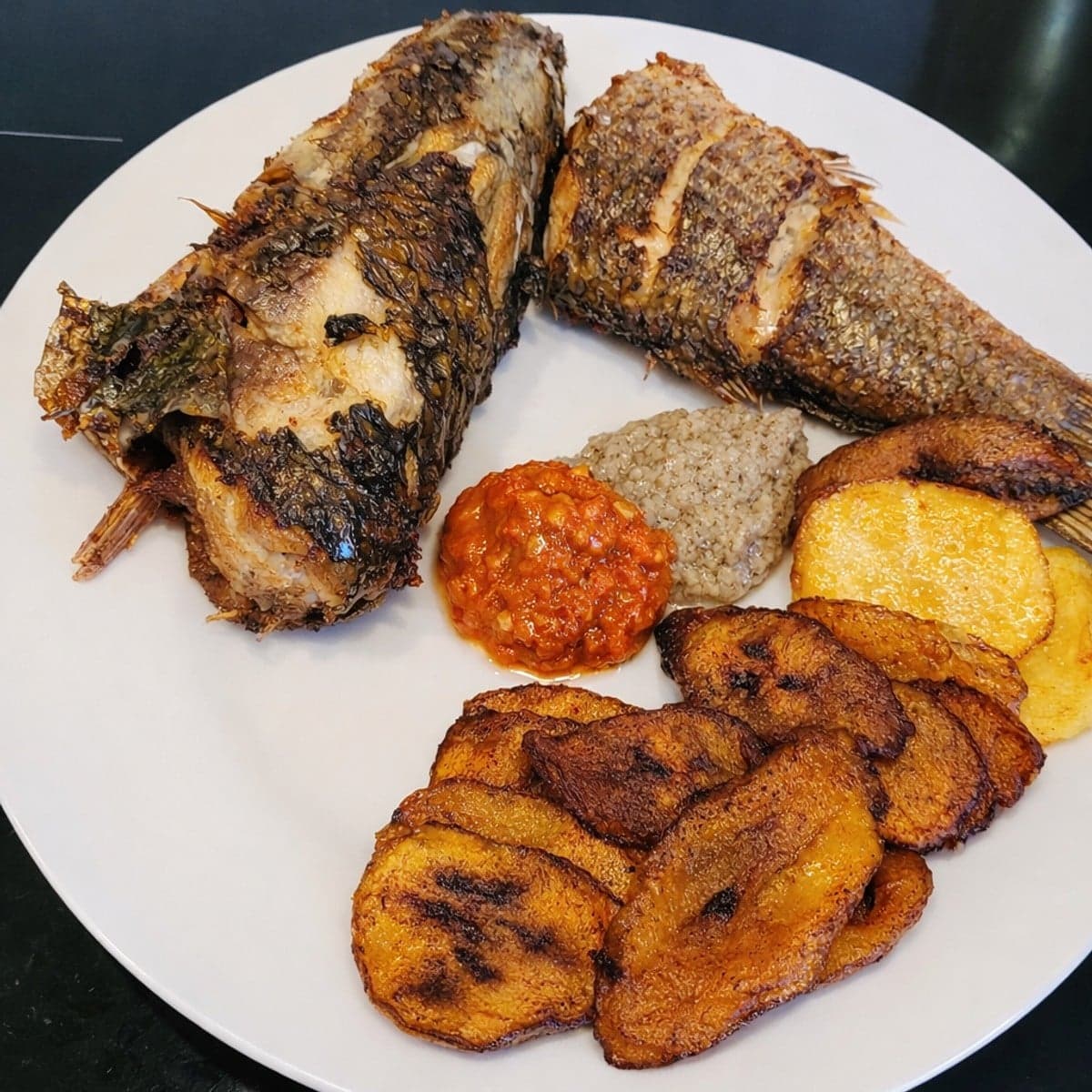 Votre poisson frit/ pomme et plantain en friture