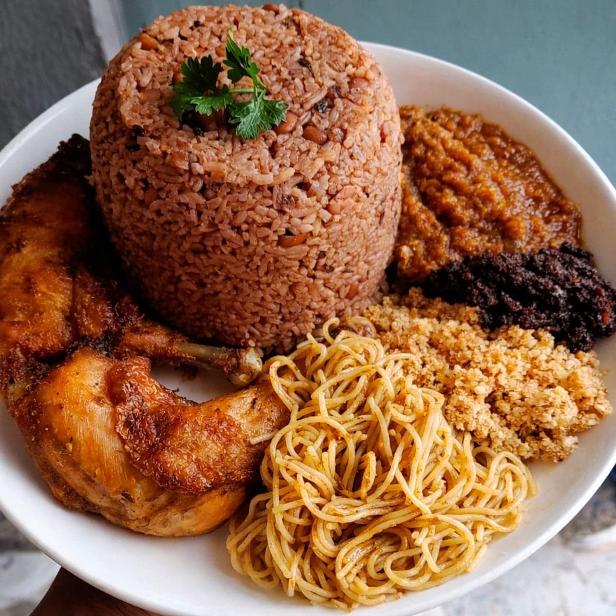 Waakye au poulet à ma façon( riz aux haricots)
