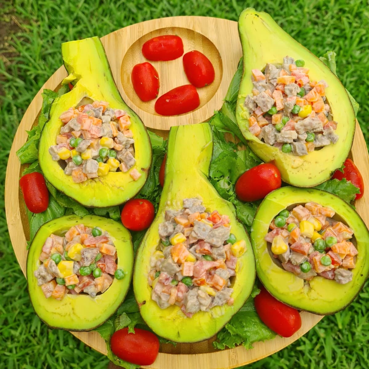 Avocat farcie à la viande et petits légumes