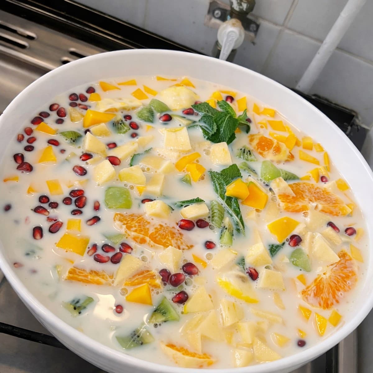 Belle salade de fruits au lait