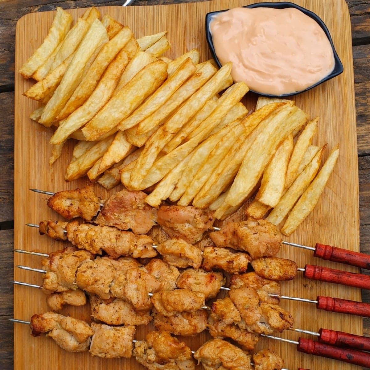 Brochettes de poulet accompagnée de frites d’ignames et sa sauce Coktail